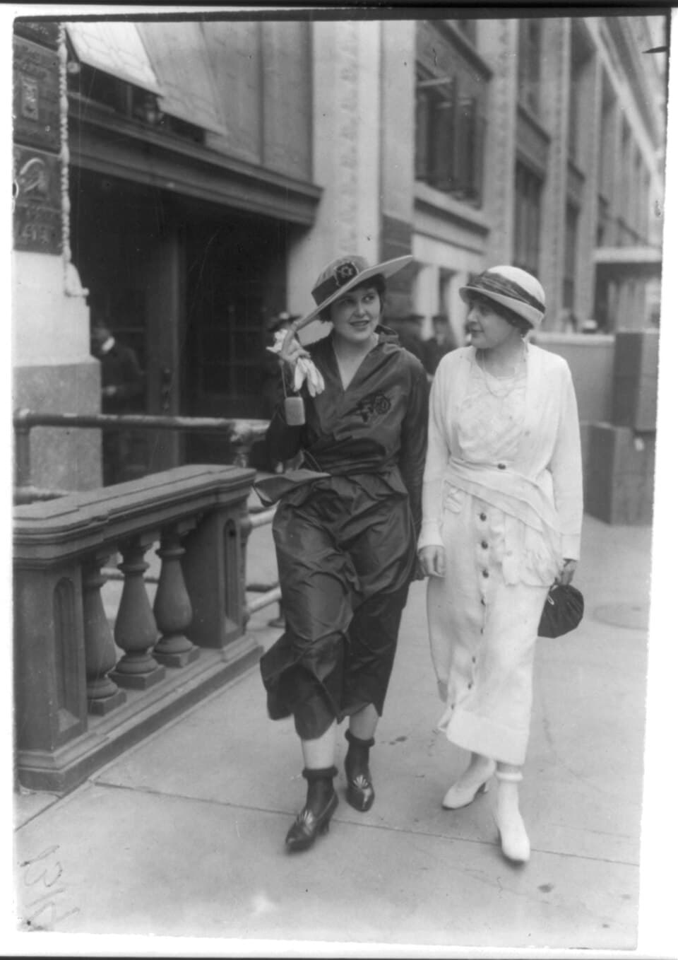 "A new fashion - rolled stockings" LCCN2007678022 — 2018-03-30 12:01:13