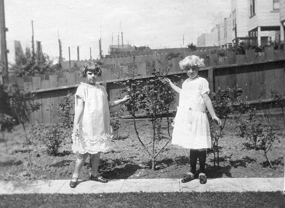 1920s Fashions for young Flappers in San Francisco — 2012-06-08 20:15:05 , <a rel="nofollow" class="external text" href="https://www.fl