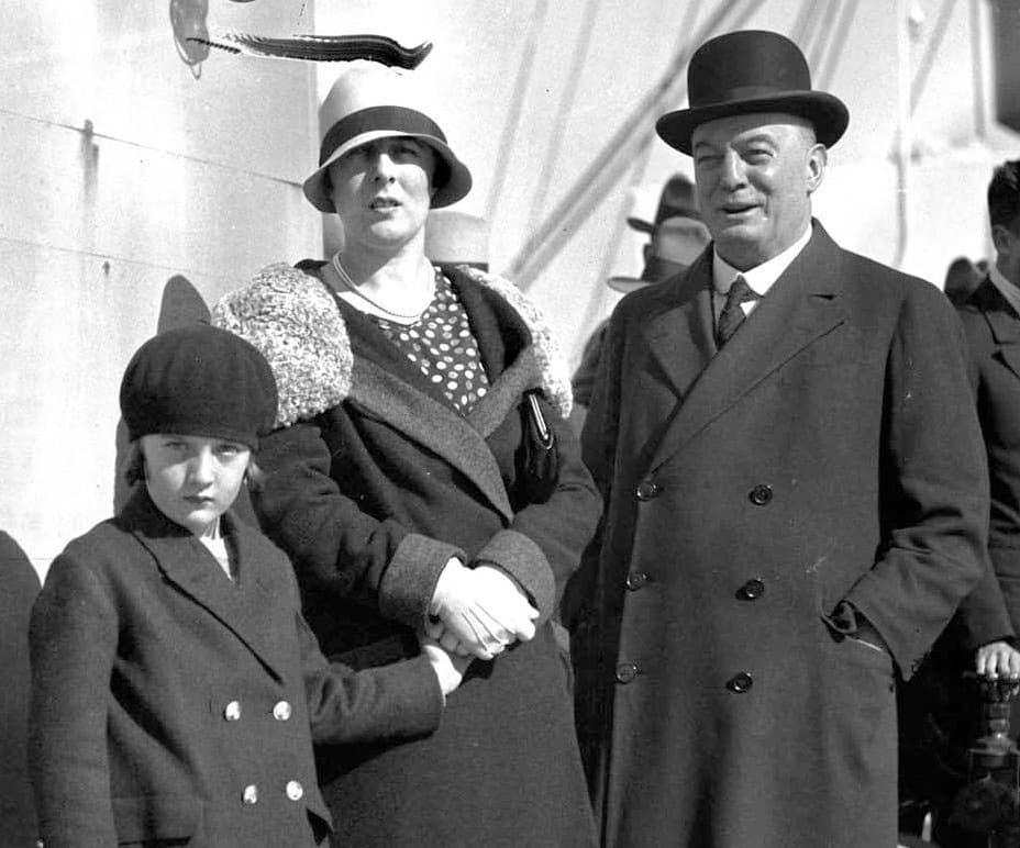 1930s fashions (cropped) — 2018-07-31 11:00:37 , <a rel="nofollow" class="external text" href="https://www.fl