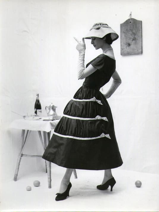 Boleslaw Senderowicz - Sin título, de la Serie Modas ca. 1950 — 2021-11-08 06:17:12 , Boleslaw Senderowicz (1922-1994)