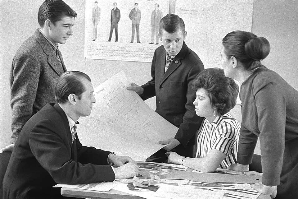 Models talking in April 1965 — 2025-07-20 21:12:46 , Главархив Москвы