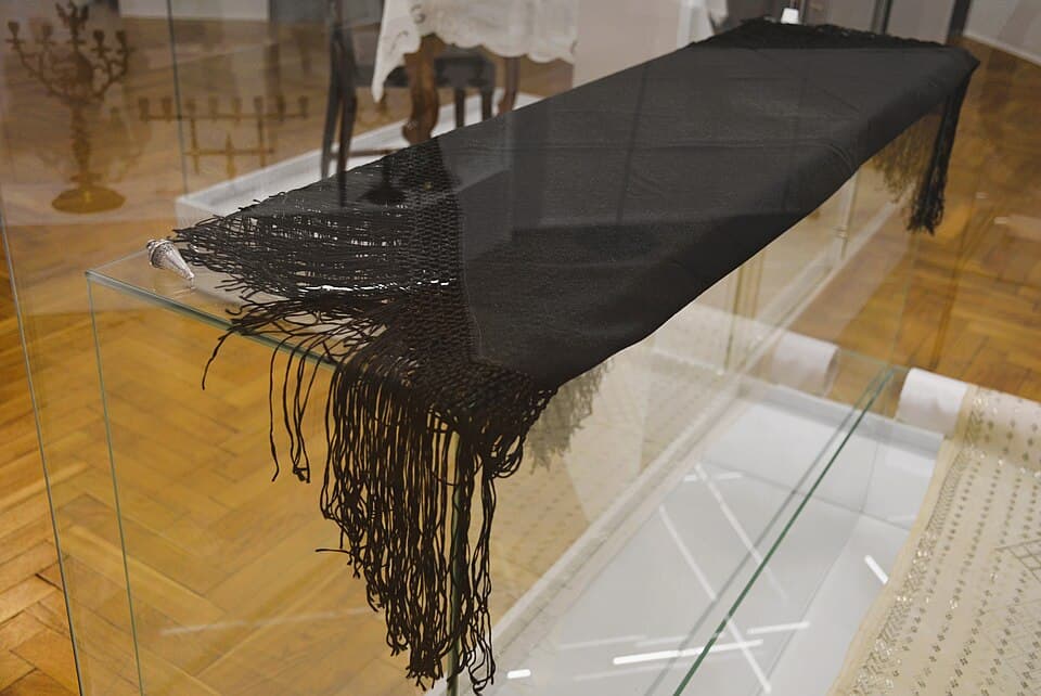 02024 0653 Black lace shawl Jewish crochet, 1900s Jewish outfits in Galicia — 2024-01-04 20:20:24 , Silar